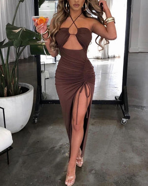 Figurbetontes, gerafftes, hochgeschlitztes Kleid mit Ausschnitten und Kordelzug