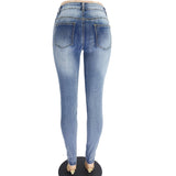 Laddymoda fornisce donne sexy strappate che indossano jeans a vita bassa