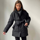Neue kurze Winter-Parkas-Frauen-warme Daunen-Baumwolljacke-weibliche beiläufige lose Outwear ein Gürtel mit Baumwolle gefütterter Mantel
