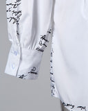Hemdkleid mit eng anliegender Taille und Buchstabendruck