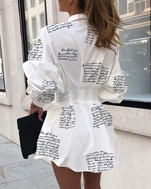Hemdkleid mit eng anliegender Taille und Buchstabendruck